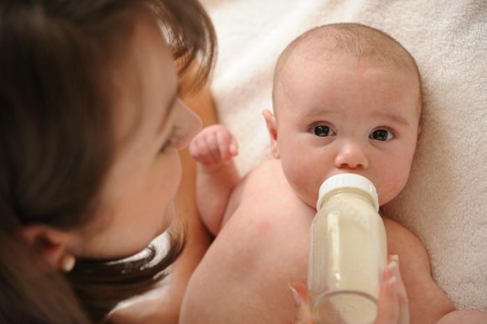 o sonho de alimentar o bebé com leite materno da criança