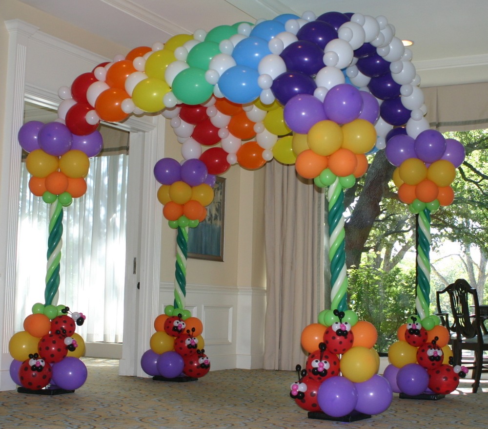 a Decoração é em forma de arco de balões