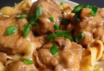 Meatballs in sour cream sauce in the oven: a recipe with photos