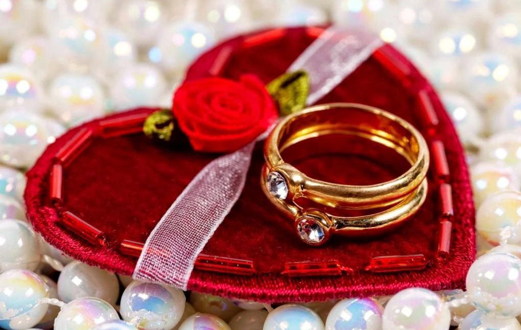 stojak na pierścionek zaręczynowy