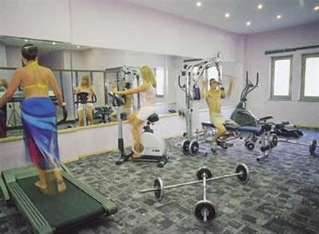 um centro de fitness no hotel