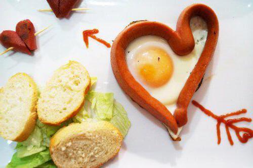 salsicha em forma de coração com ovo