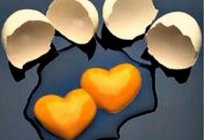 Desayuno con amor: salchicha en forma de corazón con un huevo