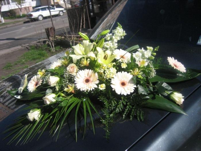 квіткова композиція на весільній машині