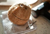 Wie knacken die Kokosnuss zu Hause: Anleitung