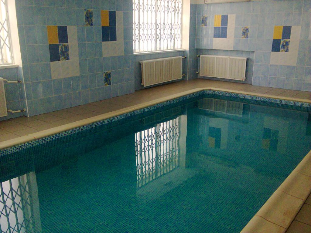 O centro de saúde dispõe de uma piscina