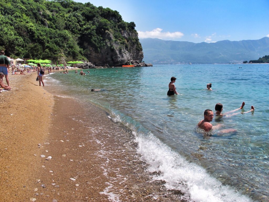 海滩上的游客Budva