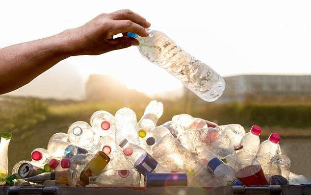 गधा प्लास्टिक की बोतलों से अपने हाथों से