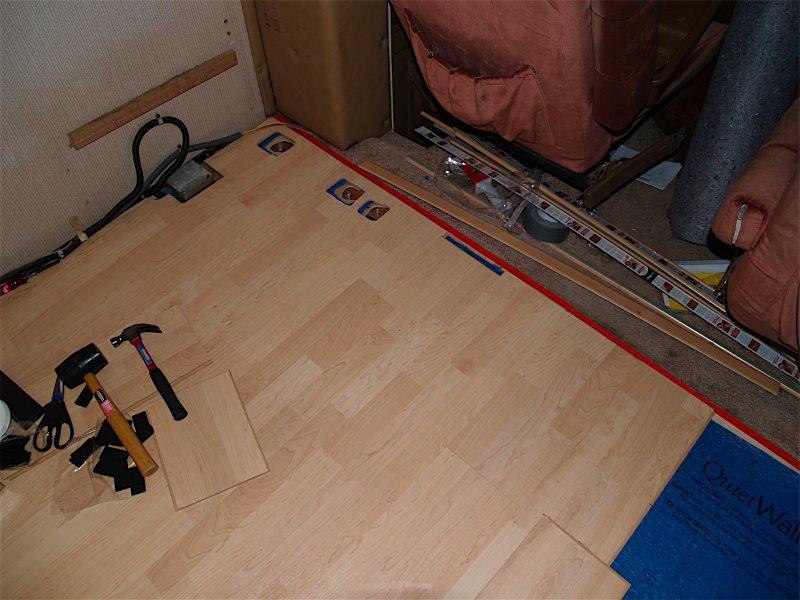 ламінат на дерев'яний нерівна підлога