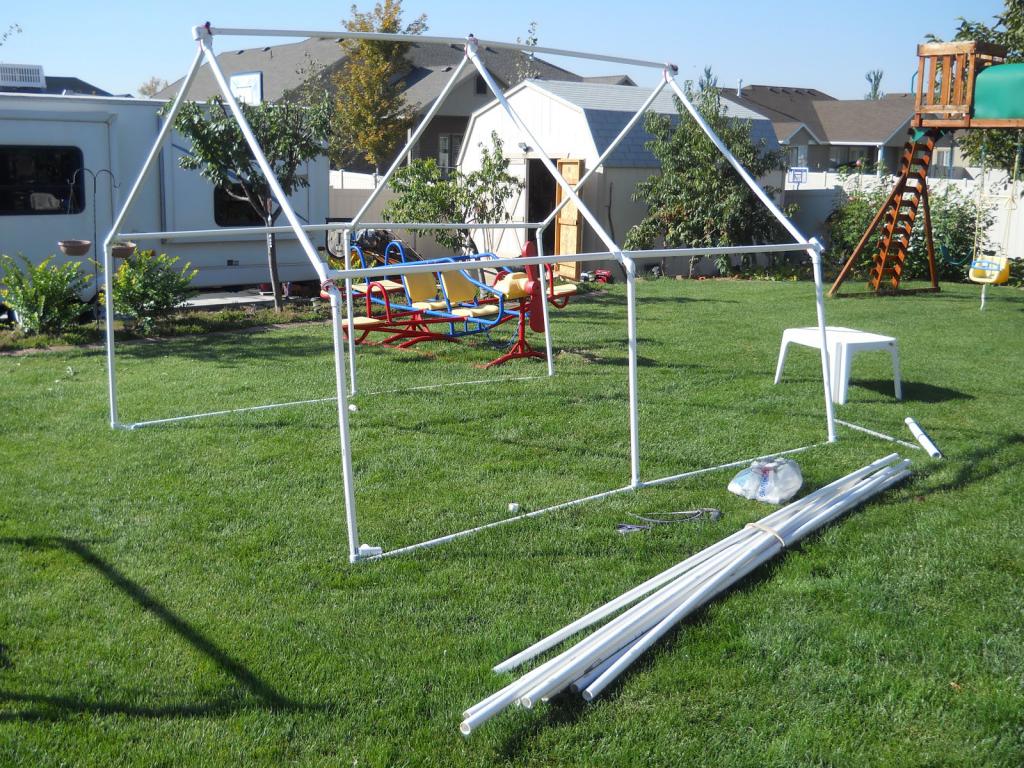 Make a greenhouse out of PVC pipe with your hands