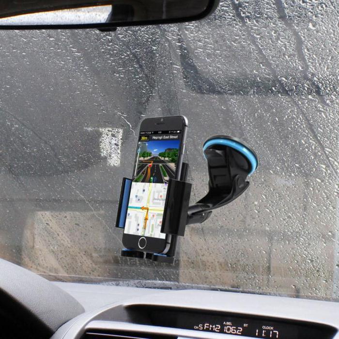 un soporte para coche para teléfonos inteligentes en el cristal