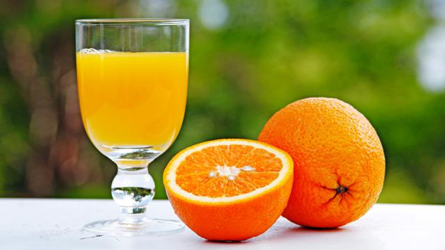 el jugo de 4 naranjas los clientes