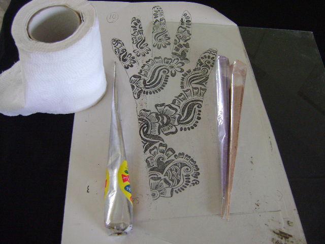 wie zu malen mit Henna an den Händen Foto